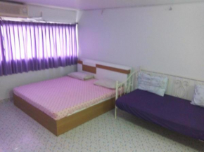 Room in Guest room - Chan Kim Don Mueang Guest House, free parking space and free Wifi